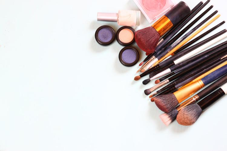 家居美妆新趋势 白色背景下的彩妆与家电融合